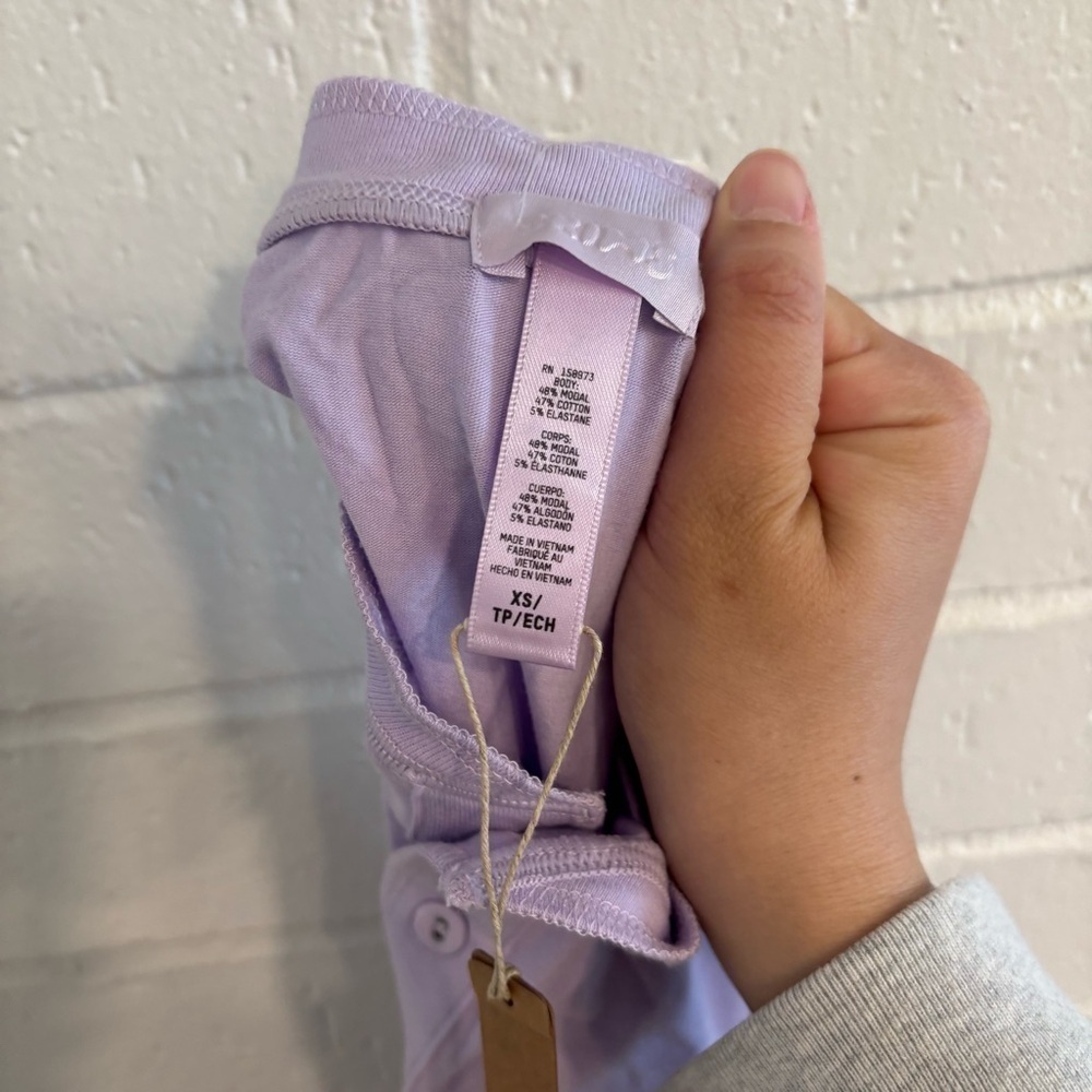 NWT SKIMS boyfriend longsleeve Henley shirt in lily - Picture 6 of 6